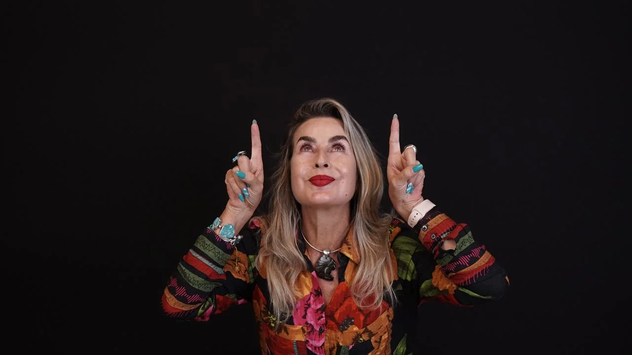 Daniella Prestes em gesto cênico com as mãos