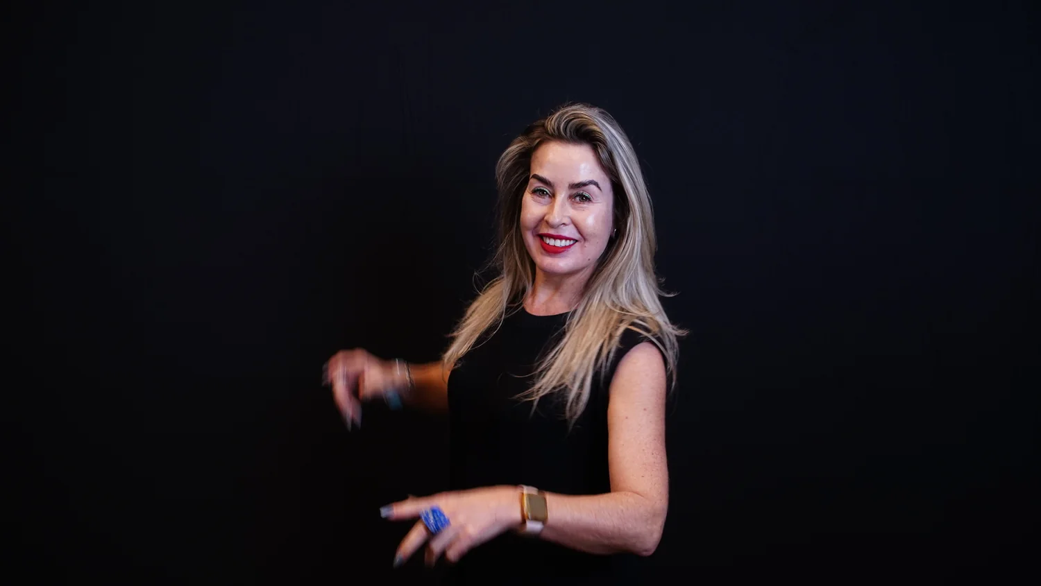 Daniella Prestes sorrindo em movimento