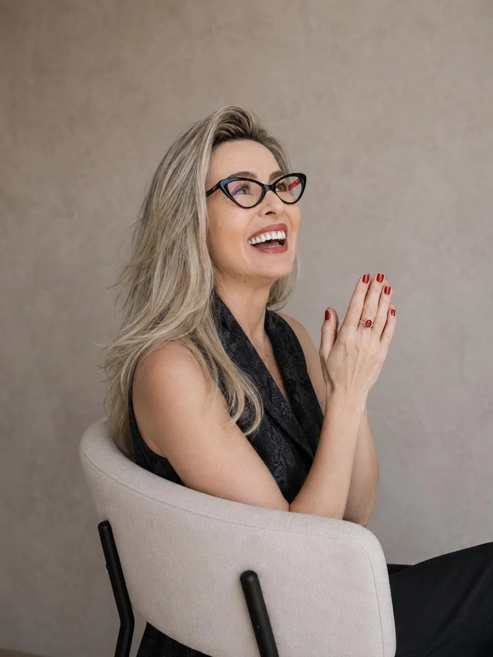 Daniella Prestes de óculos, rindo